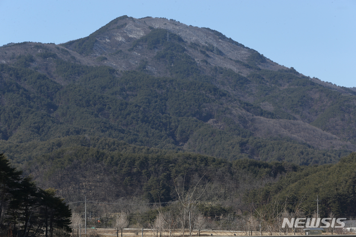 [양양=뉴시스] 김경목 기자 = 지난달 27일 양양에서 끝청 방향으로 바라본 설악산국립공원. 2023.02.27. photo31@newsis.com