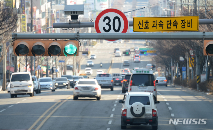 [전주=뉴시스] 김얼 기자 = 어린이 보호구역의 자동차 제한속도와 관련해 등·하교 시간만 30km, 나머지 제한속도를 50km 이하로 운영하는 가변 속도 제한 구간을 두고 갑론을박이 펼쳐지고 있는 지난달 27일 전북 전주시 덕진구의 한 초등학교 인근 대로변에 어린이 보호구역 단속카메라가 작동되고 있다. 2023.02.27. pmkeul@newsis.com