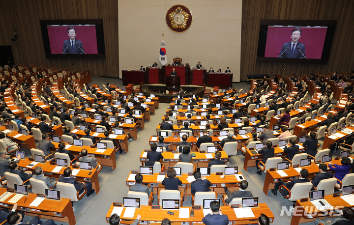 [서울=뉴시스] 고범준 기자 = 이재명 더불어민주당 대표가 지난 2월27일 오후 서울 여의도 국회 본회의장에서 열린 제403회국회(임시회) 제8차 본회의에서 본인의 체포동의안에 대한 신상 발언을 하고 있다. 2023.02.27. bjko@newsis.com