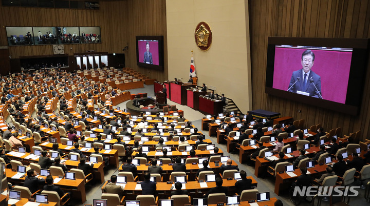 [서울=뉴시스] 전진환 기자 = 이재명 더불어민주당 대표가 27일 오후 서울 여의도 국회 본회의장에서 열린 제403회국회(임시회) 제8차 본회의에서 자신의 체포동의안에 대한 신상발언을 하고 있다. 2023.02.27 amin2@newsis.com