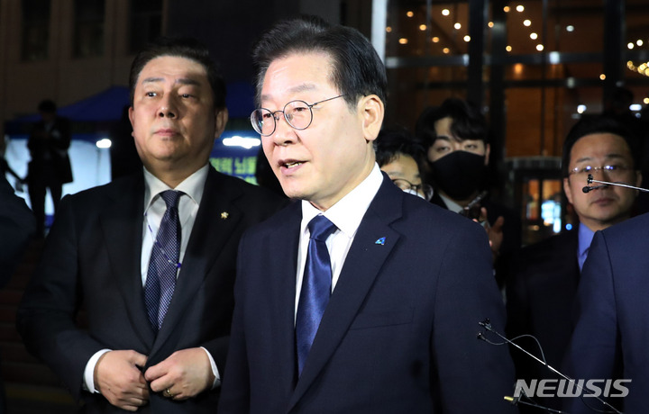 [서울=뉴시스] 추상철 기자 = 이재명 더불어민주당 대표가 27일 오후 서울 여의도 국회에서 열린 제403회국회(임시회) 제8차 본회의를 마친 후 체포동의안 부결에 대한 입장을 밝힌 후 차량을 기다리고 있다. 2023.02.27. scchoo@newsis.com