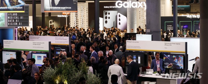 [바르셀로나=뉴시스] 사진공동취재단 = 세계 최대 이동통신 전시회 '모바일월드콩그레스'(MWC 2023) 개막 첫날인 27일 오전(현지시간) 스페인 바르셀로나 피라 그란 비아에 설치된 전시장을 관람객들이 살펴보고 있다. 이번 MWC에서는 인공지능(AI) 로봇 등 통신사들의 탈통신 행보와 더불어 망 사용료가 최대 화두가 될 전망이다. 2023.02.27. photo@newsis.com