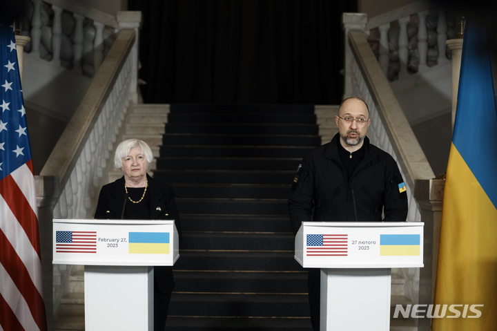 [키이우=AP/뉴시스] 우크라이나를 깜짝 방문한 재닛 옐런(왼쪽) 미국 재무장관이 27일(현지시간) 키이우에서 데니스 슈미할 우크라이나 총리와 공동 기자회견하고 있다. 옐런 장관은 "미국은 우크라이나를 지지할 것"이라며 강한 연대를 재확인했다. 2023.02.28.