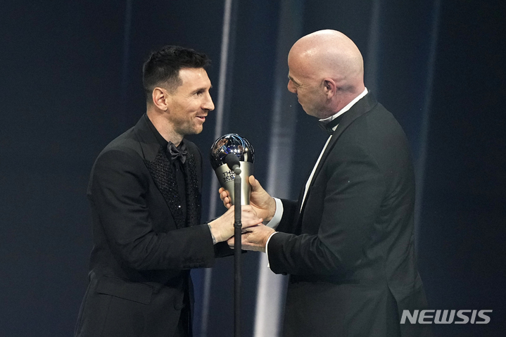 [파리=AP/뉴시스] 리오넬 메시(아르헨티나)가 27일(현지시간) 프랑스 파리에서 열린 국제축구연맹(FIFA) '더 베스트 FIFA 풋볼 어워드'에서 남자 최우수 선수상을 받고 있다. 메시는 ‘2022 카타르 월드컵’ 우승 공로로 이 상을 받았으며 크리스티아누 호날두(2016, 2017), 로베르트 레반도프스키(2020, 2021)에 이어 통산 2회째 수상의 영예를 안았다. 2023.02.28.