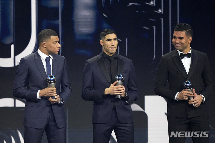[파리=AP/뉴시스] 파리 생제르맹의 아크라프 하키미(가운데)가 28일(한국시간) 프랑스 파리에서 열린 베스트 FIFA 풋볼 어워즈 시상식에서 남자팀 베스트 11에 선정된 뒤 킬리안 음바페(왼쪽), 카세미루와 포즈를 취하고 있다. 2023.02.28.