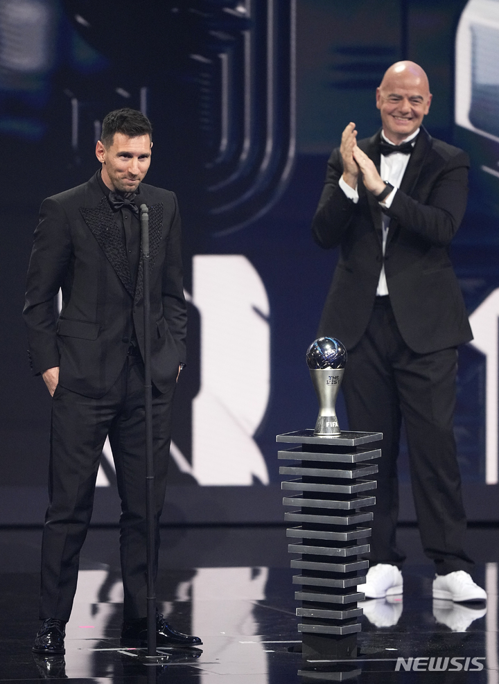 [파리=AP/뉴시스] 리오넬 메시(아르헨티나)가 27일(현지시간) 프랑스 파리에서 열린 국제축구연맹(FIFA) '더 베스트 FIFA 풋볼 어워드'에서 남자 최우수 선수상을 받고 소감을 말하고 있다. 메시는 ‘2022 카타르 월드컵’ 우승 공로로 이 상을 받았으며 크리스티아누 호날두(2016, 2017), 로베르트 레반도프스키(2020, 2021)에 이어 통산 2회째 수상의 영예를 안았다. 2023.02.28.