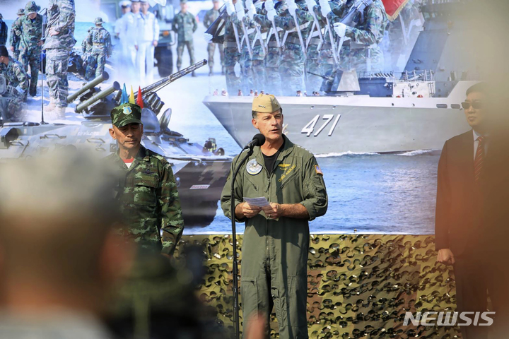 [라용=AP/뉴시스] 존 아퀼리노(가운데) 美 인도태평양사령관이 지난 2월28일(현지시간) 태국 라용에서 열린 '2023 코브라골드' 훈련 개막 연설을 하고 있다. 2023.12.18.