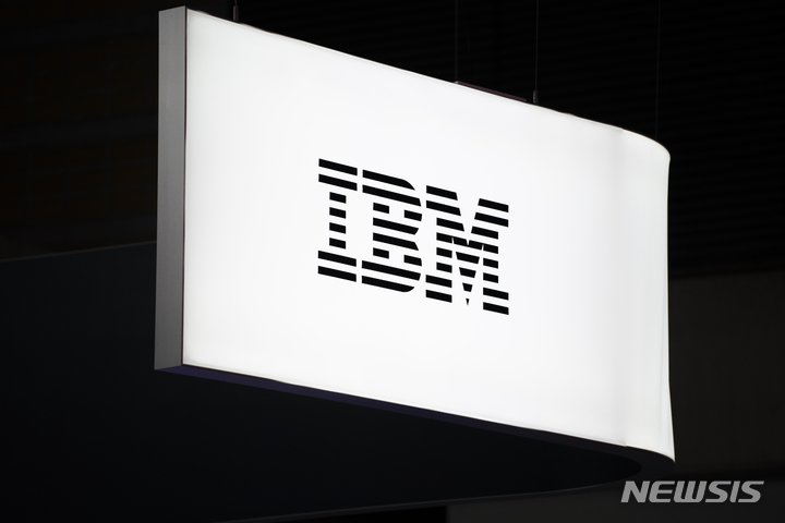 [바르셀로나=AP/뉴시스] 미국의 컴퓨터 제조 및 경영 컨설팅 기업 IBM이 종합 정보기술(IT) 기업 메타(Meta)와 함께 개방형 인공지능 분야에서의 협력을 위한 'AI얼라이언스(AI Alliance)'를 출범했다고 미국 월스트리트저널이 5일(현지시간) 보도했다. 사진은 스페인 바르셀로나에서 열린 '2023 모바일 박람회'에 걸린 IBM의 로고. 2023.12.06.