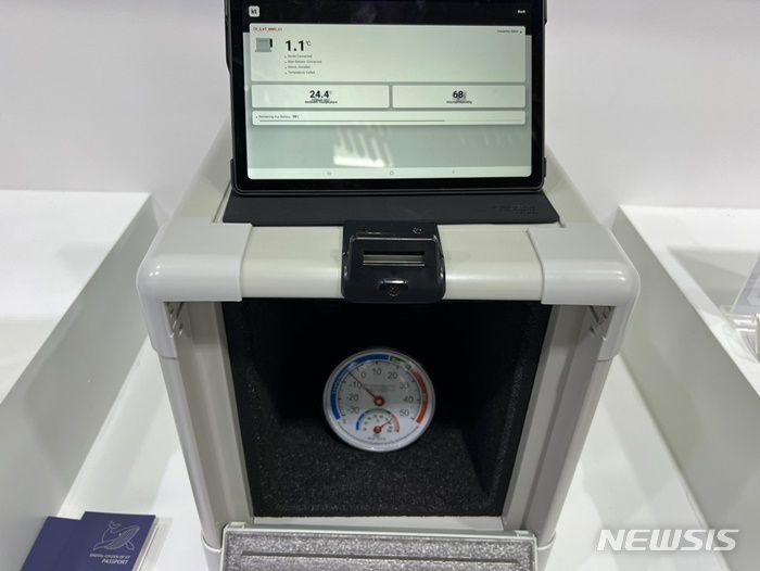 KT가 스페인 바르셀로나에서 열리는 세계 최대 모바일 전시회 MWC2023에서 냉·보온 기능을 탑재한 실외 배송로봇을 선보였다. 박스 온도를 영하로 설정해 뚜껑을 열면 내부에서는 냉기가 나온다. (사진=심지혜 기자) 2023.2.27