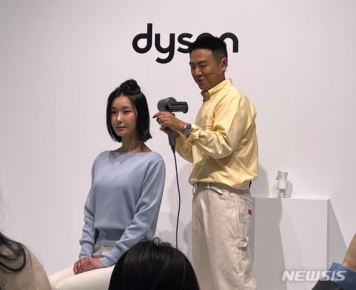 [서울=뉴시스]다이슨 앰베서더인 우선헤어메이크업 살롱 김선우 원장이 28일 오전 서울 성동구 성수동 한 스튜디오에서 다이슨 슈퍼소닉™ 헤어 드라이어 신제품을 시연하고 있다. lovelypsyche@newsis.com