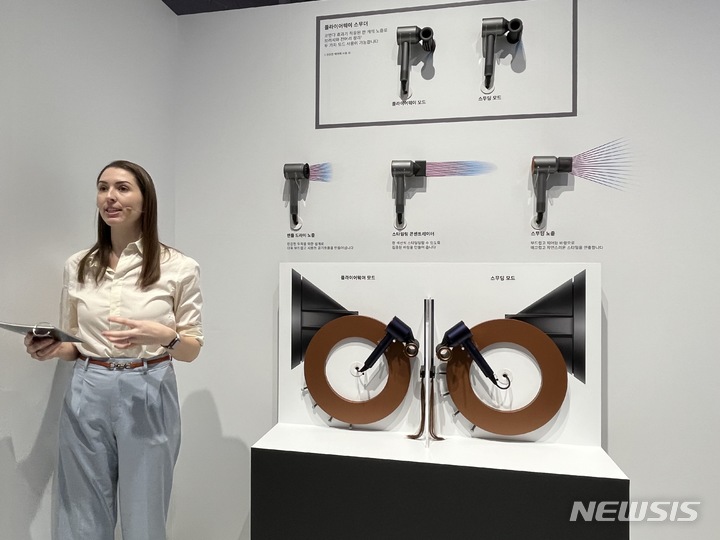 [서울=뉴시스]베키 팬폴드 다이슨 기술센터 엔지니어링 팀 리드가 28일 오전 서울 성동구 성수동 한 스튜디오에서 다이슨 슈퍼소닉™ 헤어 드라이어 신제품을 소개하고 있다. lovelypsyche@newsis.com