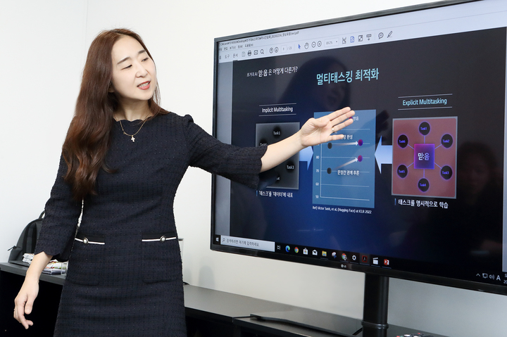 [바르셀로나=뉴시스] 27일(현지시간) 스페인 바로셀로나에서 열린 MWC23에서 KT 융합기술원 AI2XL연구소장 배순민 상무가 초거대AI ‘믿음‘의 차별점에 대해 설명했다. (사진=KT 제공) *재판매 및 DB 금지