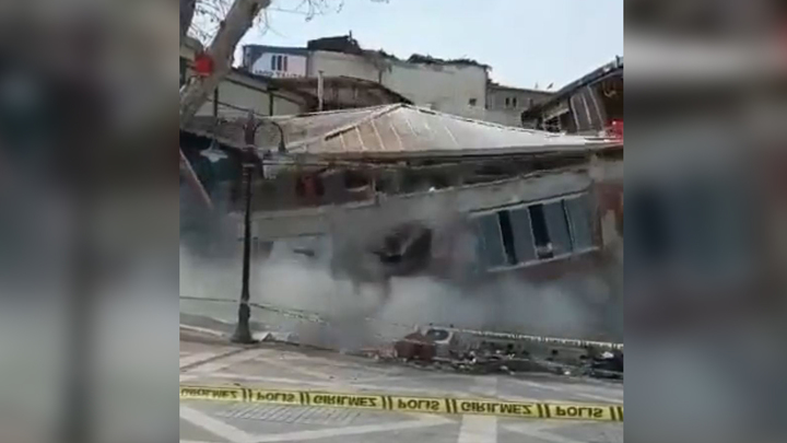 지난 6일(현지시간) 규모 7.8 강진이 덮쳐 대규모 참사가 발생한 튀르키예(터키)에 27일 규모 5.6 여진이 또 발생해 이미 지반이 약해진 건물이 곳곳에서 무너져 내리면서 사상자가 발생했다. 출처 : @Lyla_lilas *재판매 및 DB 금지