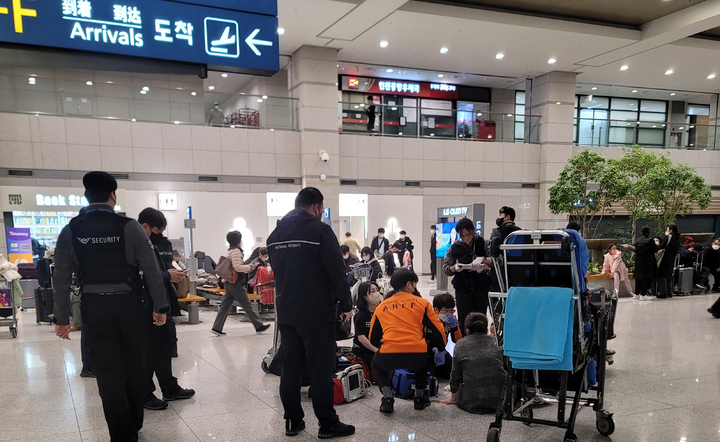 [인천공항=뉴시스]지난 18일 오후 4시14분께 인천공항 입국장에서 3세 아이의 목에 사탕이 걸려 숨을 쉬지 못한다는 신고를 받은 인천공항보안 소속 보안요원들이 신속히 응급처리를 하고 있다. (사진=인천공항보안 제공) 2023.03.01. photo@newsis.com *재판매 및 DB 금지