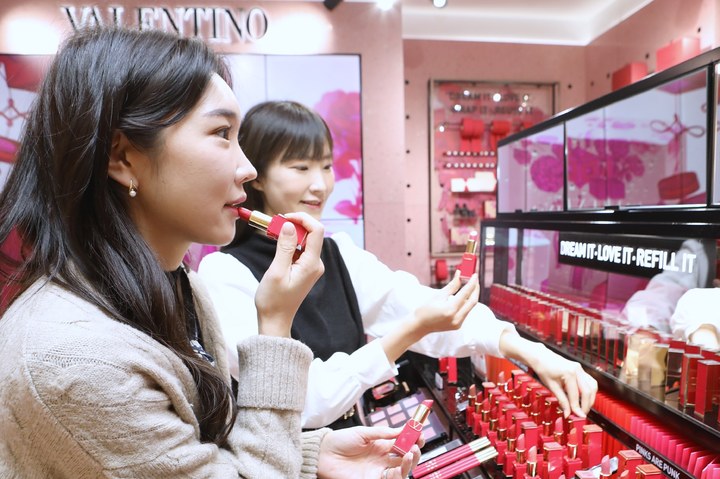 본점 발렌티노 뷰티 매장에서 립스틱을 구경하는 고객들.(사진=롯데백화점 제공) *재판매 및 DB 금지