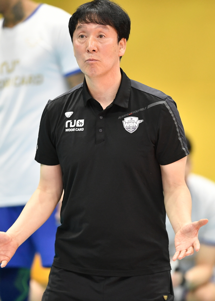 [서울=뉴시스]우리카드 신영철 감독. 2023.02.28. (사진=한국배구연맹 제공)&nbsp; *재판매 및 DB 금지
