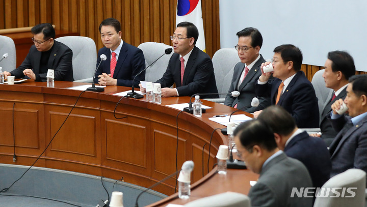 [서울=뉴시스] 추상철 기자 = 주호영 국민의힘 원내대표가 28일 오전 서울 여의도 국회에서 열린 원내대책회의에 참석해 발언하고 있다. 2023.02.28. scchoo@newsis.com