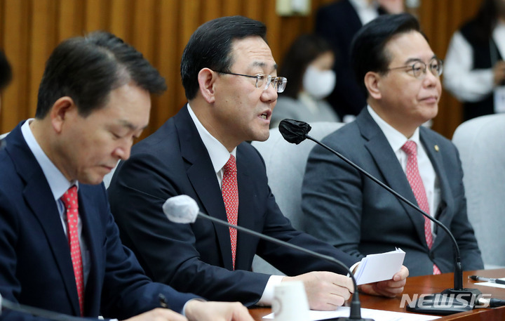 [서울=뉴시스] 추상철 기자 = 주호영 국민의힘 원내대표가 28일 오전 서울 여의도 국회에서 열린 원내대책회의에 참석해 발언하고 있다. 2023.02.28. scchoo@newsis.com