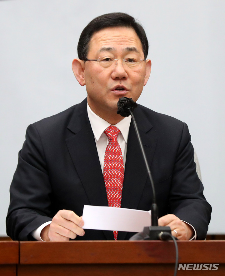 [서울=뉴시스] 추상철 기자 = 주호영 국민의힘 원내대표가 28일 오전 서울 여의도 국회에서 열린 원내대책회의에 참석해 발언하고 있다. 2023.02.28. scchoo@newsis.com