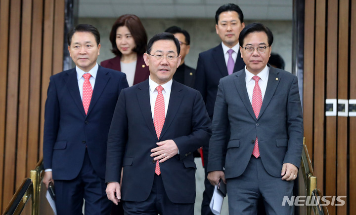 [서울=뉴시스] 추상철 기자 = 주호영 국민의힘 원내대표를 비롯한 지도부들이 28일 오전 서울 여의도 국회에서 열린 원내대책회의에 참석하고 있다. 2023.02.28. scchoo@newsis.com