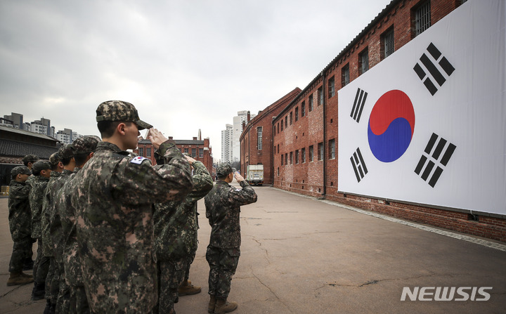 [서울=뉴시스] 정병혁 기자 = 삼일절을 하루 앞둔 28일 오전 서울 서대문구 서대문형무소역사관을 찾은 56사단 장병들이 대형 태극기 앞에서 경례하고 있다. 2023.02.28. jhope@newsis.com