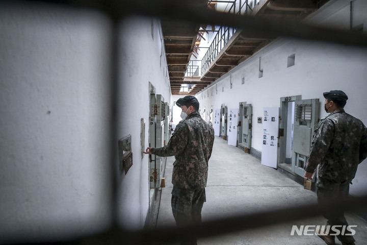 [서울=뉴시스] 정병혁 기자 = 삼일절을 하루 앞둔 28일 오전 서울 서대문구 서대문형무소역사관을 찾은 시민들이 옥사를 살펴보고 있다. 2023.02.28. jhope@newsis.com