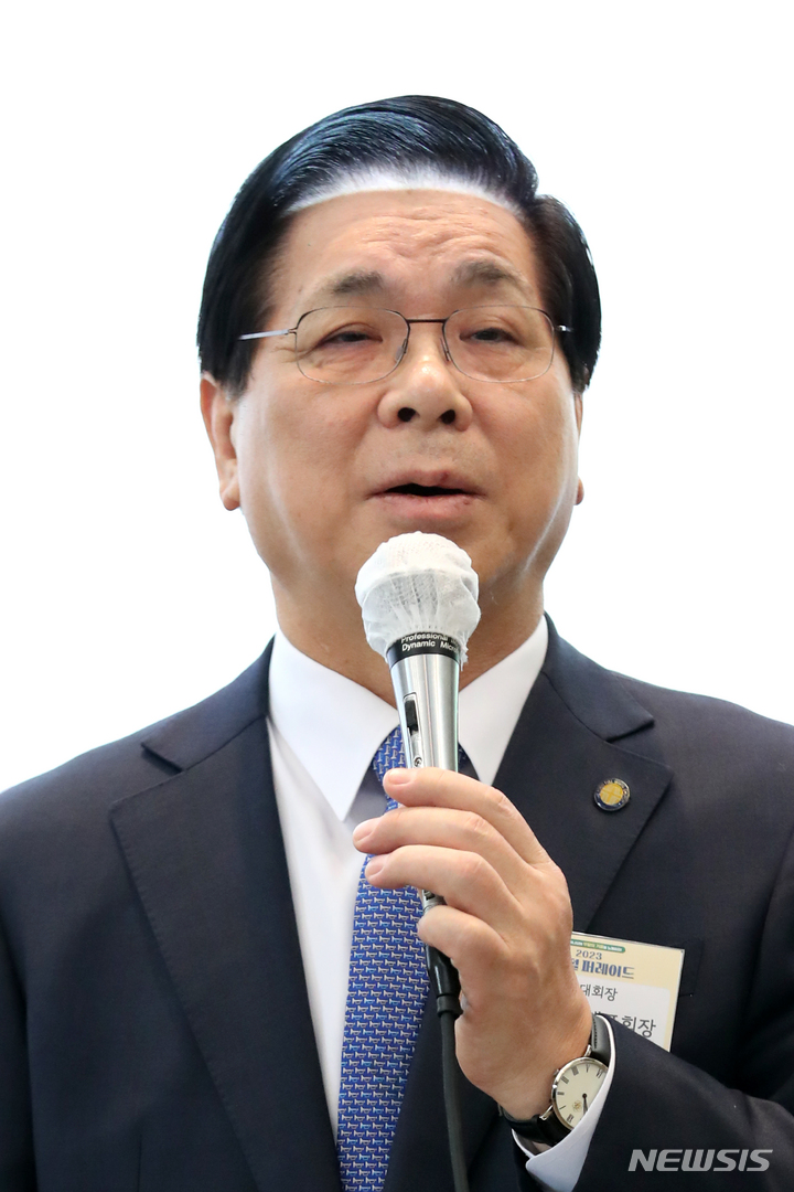 [서울=뉴시스] 박진희 기자 = 이영훈 한국교회총연합 대표회장이 28일 서울 중구 프레스센터 내셔널프레스클럽에서 '2023부활절퍼레이드 조직위원회' 출범 기자회견 및 부활절 행사 일정을 발표하고 있다. 2023.02.28. pak7130@newsis.com