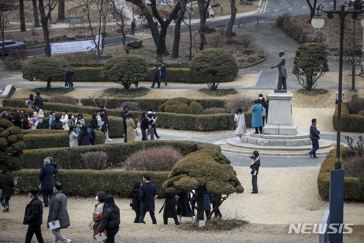 [서울=뉴시스] 지난 2월28일 서울 서대문구 연세대학교에서 열린 2023학년도 입학식에서 신입생을 비롯한 가족들이 기념촬영을 하고 있다. (사진=뉴시스DB). 2023.04.30. photo@newsis.com