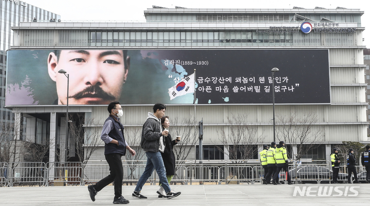 [서울=뉴시스] 김근수 기자 = 28일 오후 서울 광화문광장 대한민국역사박물관 대형 전광판에 김좌진 장군의 사진이 나오고 있다. 국가보훈처는 김구, 안중근, 유관순, 윤봉길 등 독립운동가 15인의 흑백사진을 인공지능(AI) 기술을 활용해 컬러사진으로 복원, 이를 영상으로 제작해 대한민국임시정부 수립기념일인 4월 11일까지 대한민국역사박물관 대형 전광판을 통해 송출한다고 밝혔다. 2023.02.28. ks@newsis.com