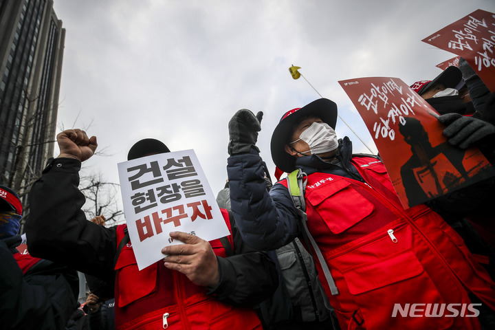[서울=뉴시스] 정병혁 기자 = 전국민주노동조합총연맹 전국건설노동조합 조합원들이 28일 오후 서울 종로구 광화문광장 인근에서 열린 사전 결의대회에서 구호를 외치고 있다. 2023.02.28. jhope@newsis.com