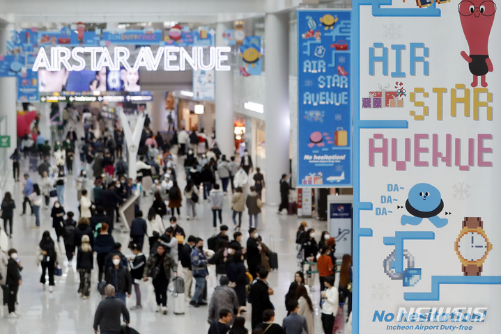 [인천공항=뉴시스] 최동준 기자 = 인천국제공항 면세점 입찰에 국내 면세점 4사(신라·롯데·신세계·현대)와 세계 최대 면세기업인 중국 국영면세점그룹(CDFG)이 입찰한 것으로 확인됐다. 4월 중 관세청 최종 심사를 거쳐 낙찰자가 결정되며 신규 사업자 운영 개시는 7월 즈음으로 전해졌다. 사진은 28일 인천국제공항 제1여객터미널 면세점. 2023.02.28. photocdj@newsis.com