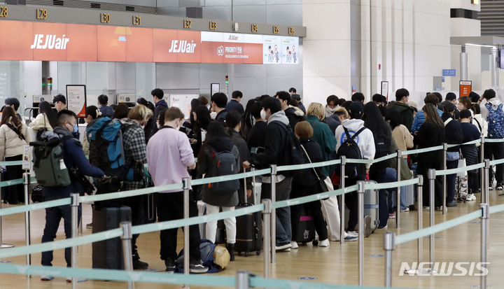 [인천공항=뉴시스] 최동준 기자 = 삼일절 공휴일을 앞둔 28일 인천국제공항 저가 항공 탑승 수속 창구가 이용객들로 붐비고 있다. 2023.02.28. photocdj@newsis.com