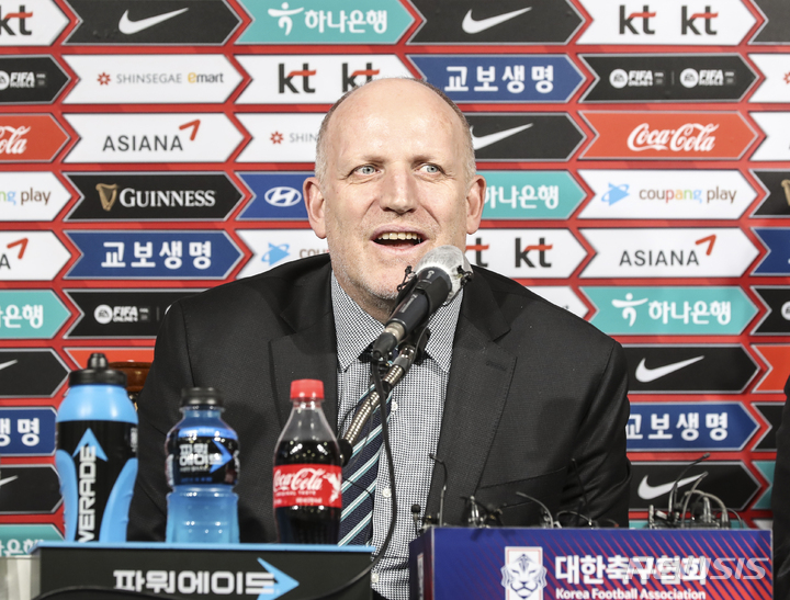 [서울=뉴시스] 김근수 기자 = 마이클 뮐러 대한축구협회 국가대표 전력강화위원장이 28일 서울 종로구 대한축구협회에서 위르겐 클린스만 신임 감독 선임 관련 기자회견을 하고 있다. 2023.02.28. ks@newsis.com