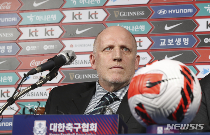 [서울=뉴시스] 김근수 기자 = 마이클 뮐러 대한축구협회 국가대표 전력강화위원장이 28일 서울 종로구 대한축구협회에서 위르겐 클린스만 신임 감독 선임 관련 기자회견을 하고 있다. 2023.02.28. ks@newsis.com