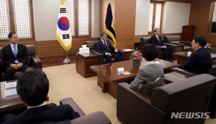 [서울=뉴시스] 조성봉 기자 = 김명수(왼쪽 두 번째) 대법원장이 지난달 28일 오후 서울 서초구 대법원에서 헌법재판소 재판관 후보추천위원회 회의 시작 전 추천위원들과 면담을 나누고 있다. 2023.02.28. suncho21@newsis.com