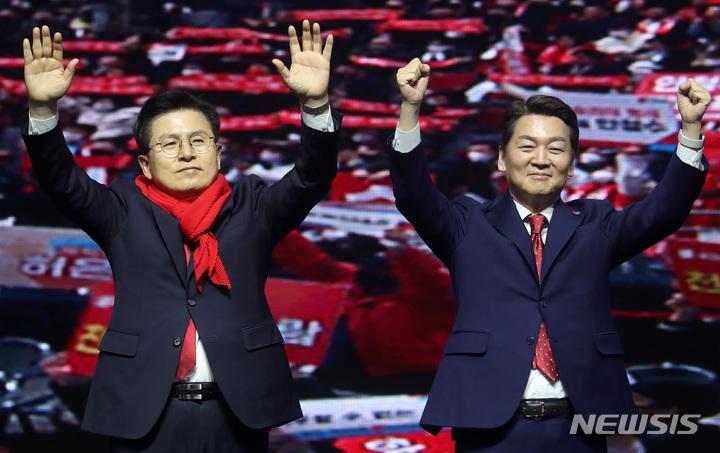 [대구=뉴시스] 이영환 기자 = 황교안(왼쪽), 안철수 국민의힘 당대표 후보가 28일 오후 대구 북구 엑스코에서 열린 국민의힘 제3차 전당대회 대구·경북 합동연설회에서 지지자들의 환호에 답하고 있다. 2023.02.28. 20hwan@newsis.com