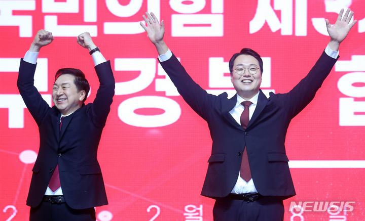 [대구=뉴시스] 이영환 기자 = 김기현(왼쪽), 천하람 국민의힘 당대표 후보가 28일 오후 대구 북구 엑스코에서 열린 국민의힘 제3차 전당대회 대구·경북 합동연설회에서 지지자들의 환호에 답하고 있다. 2023.02.28. 20hwan@newsis.com