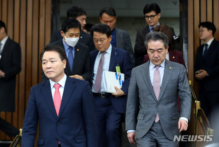 [서울=뉴시스] 추상철 기자 = 성일종 국민의힘 정책위의장이 28일 오후 서울 여의도 국회에서 열린 중대 민생침해 금융범죄 대응방안 및 금융완화대책 민·당·정 협의회에 참석하고 있다. 2023.02.28. scchoo@newsis.com