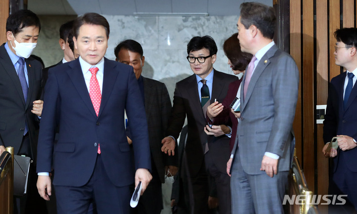 [서울=뉴시스] 추상철 기자 = 한동훈 법무부 장관이 28일 오후 서울 여의도 국회에서 열린 중대 민생침해 금융범죄 대응방안 및 금융완화대책 민·당·정 협의회에 참석하고 있다. 2023.02.28. scchoo@newsis.com