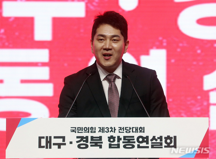 [대구=뉴시스] 이영환 기자 = 김가람 국민의힘 청년최고위원 후보가 28일 오후 대구 북구 엑스코에서 열린 국민의힘 제3차 전당대회 대구·경북 합동연설회에서 정견발표를 하고 있다. 2023.02.28. 20hwan@newsis.com