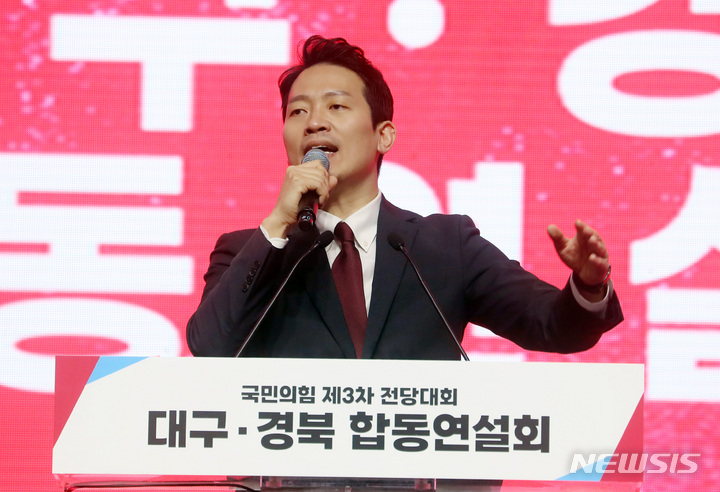 [대구=뉴시스] 이영환 기자 = 이기인 국민의힘 청년최고위원 후보가 28일 오후 대구 북구 엑스코에서 열린 국민의힘 제3차 전당대회 대구·경북 합동연설회에서 정견발표를 하고 있다. 2023.02.28. 20hwan@newsis.com