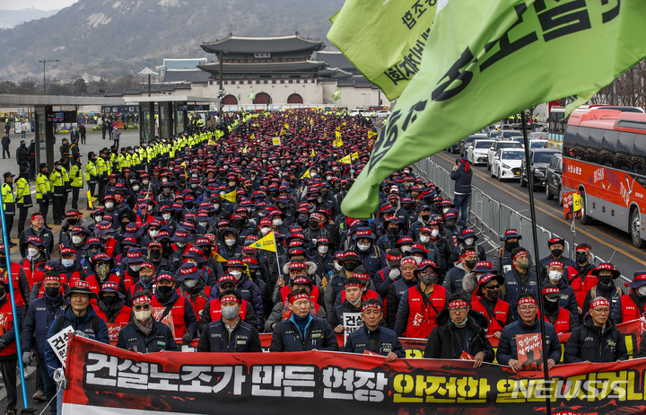 [서울=뉴시스] 정병혁 기자 = 전국민주노동조합총연맹 전국건설노동조합 조합원들이 28일 오후 서울 종로구 광화문광장 인근에서 열린 사전 결의대회를 마친 뒤 숭례문 방향으로 행진하고 있다. 2023.02.28. jhope@newsis.com