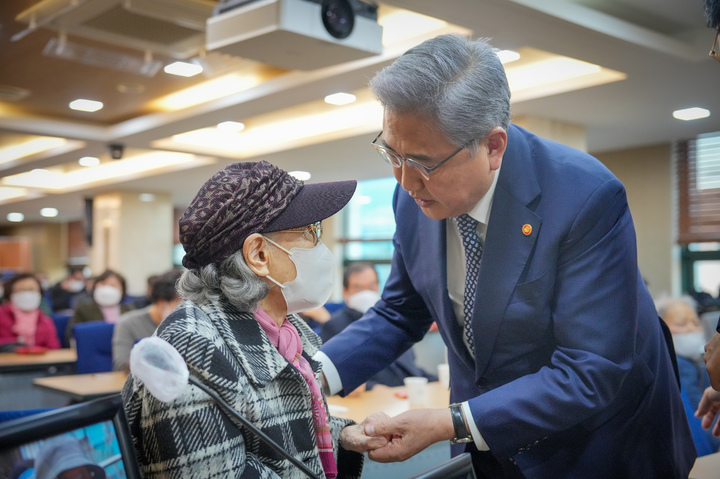 [서울=뉴시스] 조수정 기자 = 박진 외교부 장관은 28일 오후 서울 서초구 서울지방변호사회관에서 진행된 일제강점기 강제징용 피해자 및 유족과의 면담에서 "현재 정부가 진정성을 갖고 조속히 강제징용 문제 해법 마련을 위해 노력하고 있다"고 설명하며 생존자들과 피해자 유족들의 의견을 경청하고 있다. (사진=외교부 제공) 2023.02.28. photo@newsis.com *재판매 및 DB 금지