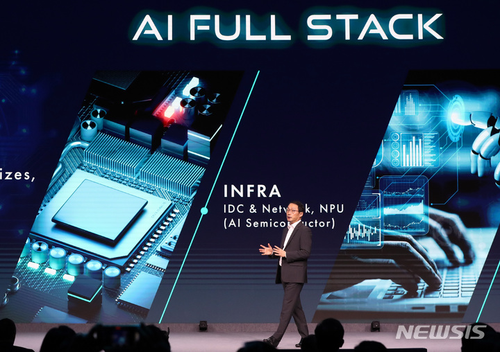 [바르셀로나=뉴시스] 사진공동취재단 = 28일 오후(현지시간) 구현모 KT 대표가 스페인 바르셀로나 피라 그란 비아 전시장에서 열린 세계 최대 이동통신 전시회 '모바일월드콩그레스'(MWC 2023)에서 '협업(Co-Creation)을 위한 시간인가?'를 주제로 기조연설을 하고 있다. 2023.02.28. photo@newsis.com