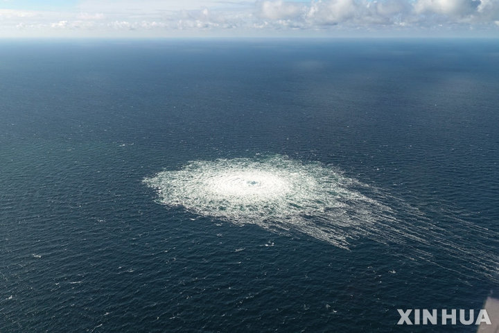 [신화/뉴시스] 스웨덴 정부가 2022년 9월 러시아의 대(對)유럽 가스 수출로인 '노르트스트림' 해저 가스관 파괴 사건과 관련한 수사를 그만두기로 했다. 사진은 2022년 9월27일(현지시간) 덴마크 국방부가 신화사에 제공한 노르트스트림 가스관 폭발과 가스 유출 현장 사진. 2024.02.08.