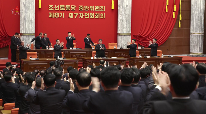 [서울=뉴시스] 조수정 기자 = 북한 노동당 중앙위원회 제8기 제7차 전원회의 확대회의 2일차, 당 중앙위원회의 비서들이 당의 새로운 농촌 발전 전략 실행 과정과 관련한 분석 대책 등을 논의했다고 조선중앙TV가 28일 보도했다. 또 김정은 북한 국무위원장은 농업생산력의 증대와 농촌 발전 가능성과 의의에 대해 발언했다고 보도했다. (사진=조선중앙TV 캡처) 2023.02.28. photo@newsis.com *재판매 및 DB 금지