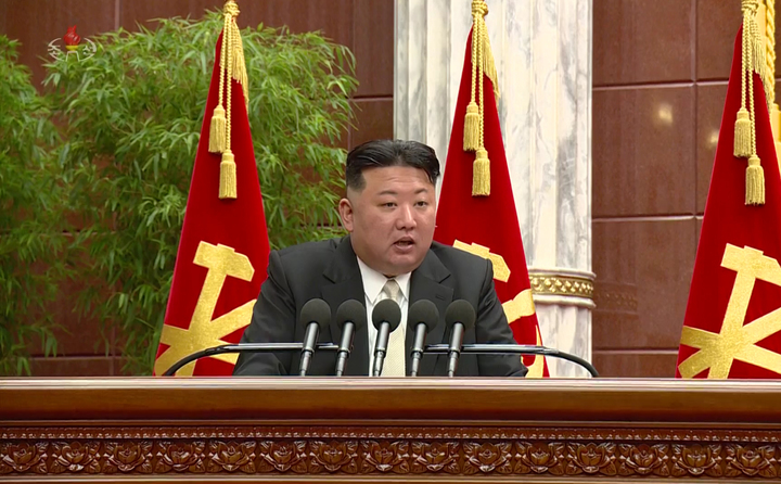 [서울=뉴시스] 조수정 기자 = 북한 노동당 중앙위원회 제8기 제7차 전원회의 확대회의 2일차, 당 중앙위원회의 비서들이 당의 새로운 농촌 발전 전략 실행 과정과 관련한 분석 대책 등을 논의했다고 조선중앙TV가 28일 보도했다. 또 김정은 북한 국무위원장은 농업생산력의 증대와 농촌 발전 가능성과 의의에 대해 발언했다고 보도했다. (사진=조선중앙TV 캡처) 2023.02.28. photo@newsis.com *재판매 및 DB 금지