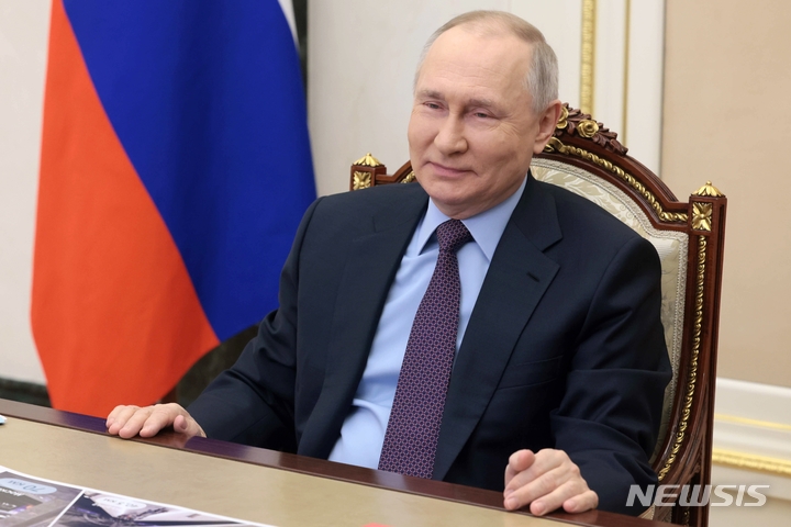 [모스크바=AP/뉴시스] 블라디미르 푸틴 러시아 대통령이 1일(현지시간) 세계 최장 메트로 순환선인 '볼샤야 콜체바야' 전체 라인 개통식에 화상으로 참석하고 있다. 2023.03.02.