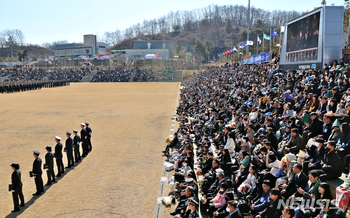 [괴산=뉴시스] 강신욱 기자 = 2월 28일 충북 괴산 육군학생군사학교 대연병장에서 열린 2023년 학군장교 임관식이 코로나19 지침 완화로 4년 만에 가족과 친지 등 1만5000여 명이 참석한 가운데 진행되고 있다. 2023.03.01. ksw64@newsis.com 