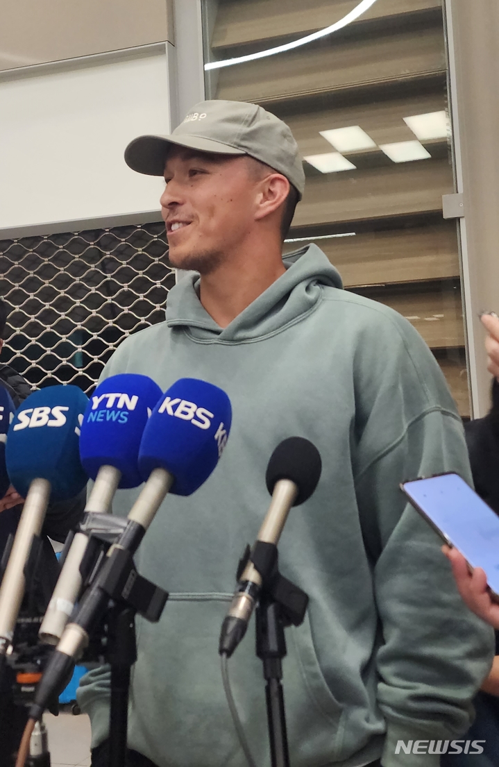 [인천공항=뉴시스] 김희준 기자 = 월드베이스볼클래식(WBC) 한국 야구 대표팀 합류를 위해 한국에 입국한 메이저리그(MLB) 세인트루이스 카디널스의 토미 현수 에드먼. 2023.03.01 jinxijun@newsis.com